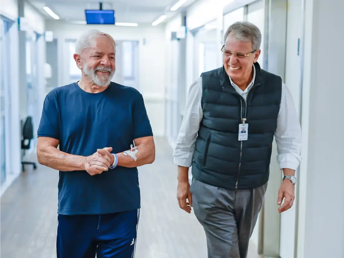 Presidente Lula deixa UTI e caminha pelos corredores do hospital