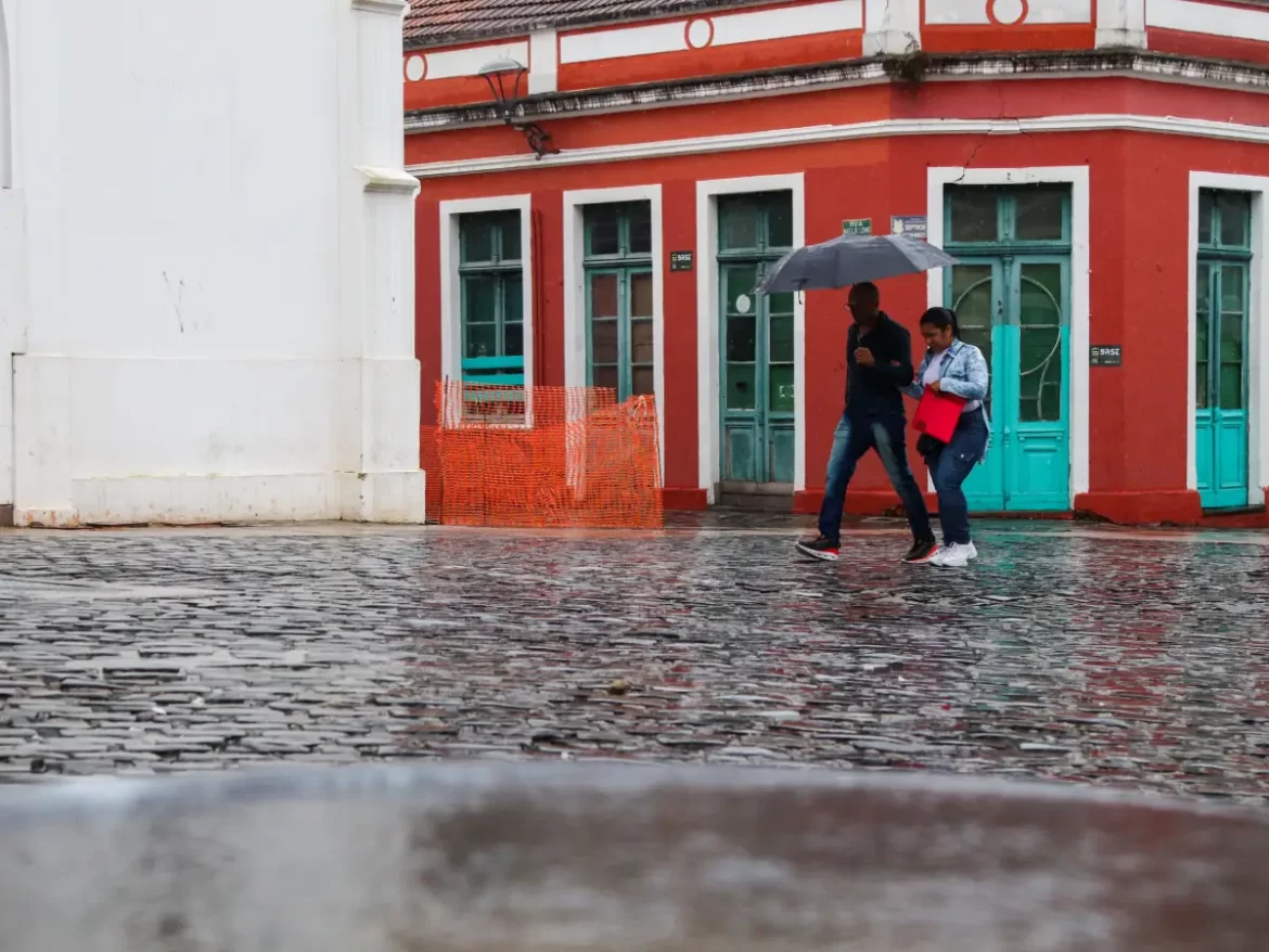 Abril começa com chuva intensa e temperaturas mais amenas no Paraná