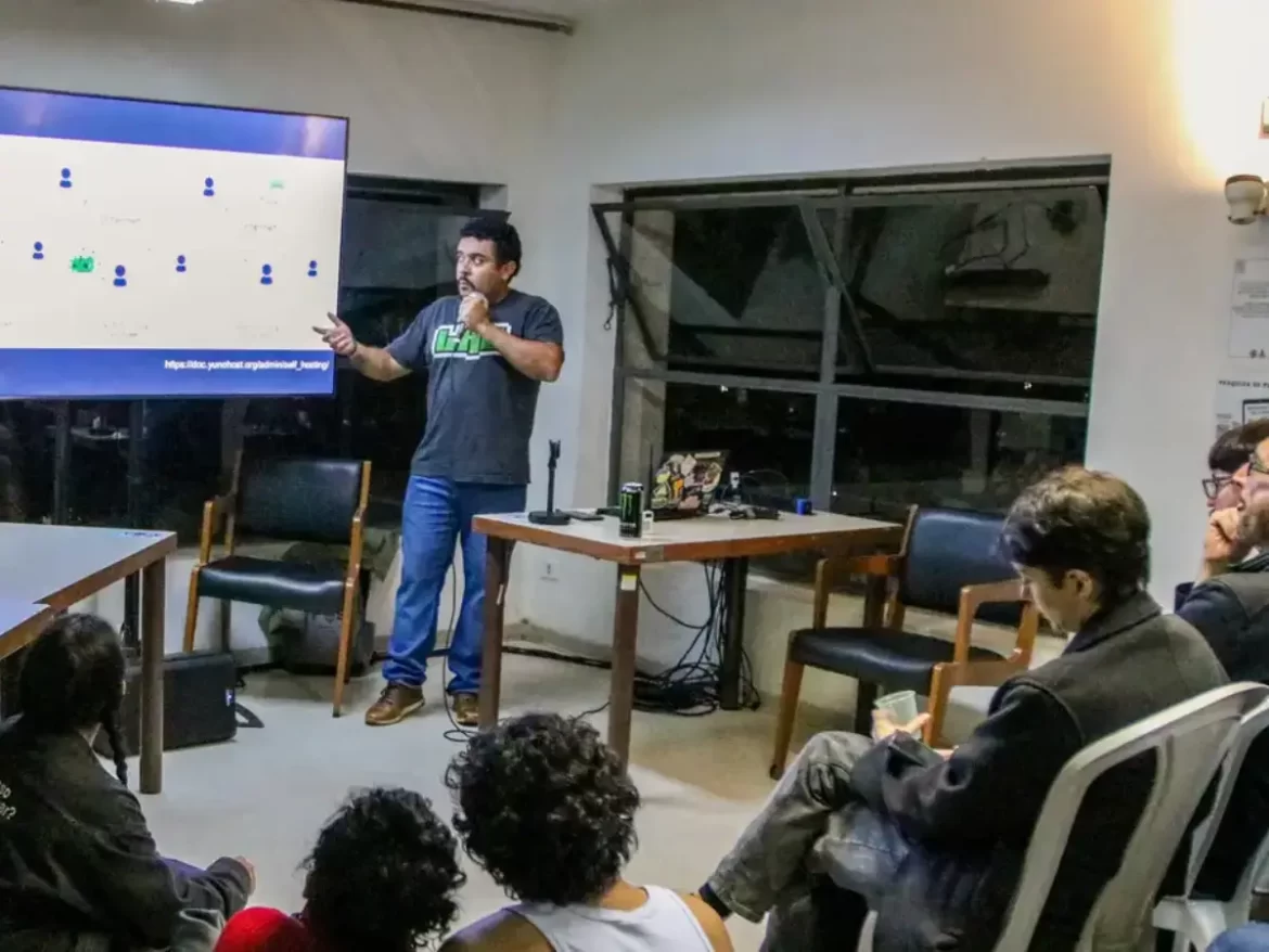 Um dos maiores encontros sobre privacidade e segurança do mundo, a CryptoRave ocupou neste final de semana os saguões e auditórios da Biblioteca Mário de Andrade, em São Paulo. Os debates mostraram o potencial de articulação de comunidades quilombolas e indígenas. Sophie Toupin, professora assistente do Departamento de Informação e Comunicação da Universidade Laval, no Quebec, Canadá, esteve à frente de um workshop que abordou práticas de resistência digital. Ela enumerou alguns aspectos que caracterizam esse tipo de posicionamento, esclarecendo que podem ser reprovações ao tecnofascismo, à plataformização e comercialização da internet. A resistência digital, conforme explicou a canadense, pode também ser uma forma de se erguer contra as condições em que trabalham profissionais dessas plataformas e os que manejam inteligência artificial (IA) e contra mega data centers, o uso de recursos para fins militares e coloniais. Outra utilização rechaçada por quem adere a esse tipo de resistência diz respeito ao vigilantismo digital. "Pessoas de todo o mundo enviaram cartões aos palestinos, para que pudessem usar a internet em Gaza e contatar parentes, independentemente de onde estivessem. É uma iniciativa incrível, que começou fora de Gaza. Nós, ativistas, precisamos continuar pensando em formas originais de oferecer apoio", disse Sophie, em entrevista à Agência Brasil. A pesquisadora adiciona que uma situação recorrente entre jornalistas que cobrem o morticínio de palestinos é o que se chama de shadow banning, que é quando uma plataforma online restringe ou mesmo oculta o conteúdo de um usuário sem notificá-lo. Isso tem acontecido quando os jornalistas fazem live streamings, ou seja, transmissões ao vivo dos acontecimentos. "Sem esses jornalistas, acho que o mundo não saberia que esse genocídio está ocorrendo", reconhece ela, acrescentando que sustentar as veiculações é uma vitória, mas que, inclusive, manter-se vivo nesse contexto, que implica diversos riscos, é algo grandioso e uma forma de resistência também. Comunidades No maior território quilombola do Brasil, o Kalunga, que já tem mais de 200 anos e fica na Chapada dos Veadeiros, Goiás, a resistência digital já se consolidou. TC Silva (foto), músico, fundador da Casa de Cultura Tainã, de Campinas (SP), e militante do Movimento Negro Unificado, contou que, com muitas obstinação, a comunidade conquistou um data center local e acesso à internet. O sistema exigiu uma bateria de 60 quilos, placas solares e a instalação de uma antena de 13 metros, em um pico de 1,3 mil metros de altura, que se comunica com uma outra, situada a 32 quilômetros. "Pode estar acessando a rede mundial, a internet, ou só circulando dentro dessa infraestrutura do território", explicou Silva, que divulgou, da Rede Mocambos. Uma barreira que TC Silva e outros ativistas têm tido que vencer é, diz ele, a tradição de editais. Para ele, essa forma que se convencionou para obter recursos financeiros para projetos como os que ele desenvolve com outras pessoas é excludente e não garante o direito de todos. "Edital não desenvolve consciência", afirma.  "Só apoiam as coisas que nascem nos gabinetes", complementa o mobilizador social, que não vê abertura para projetos concebidos pelas comunidades. Dividindo a mesa de abertura com TC Silva, a indígena p'urhépecha Yunuen Torres Ascencio sublinhou que sua comunidade, em Cherán, no México, é marcada pelo protagonismo feminino e rejeitou esquemas tradicionais, com partidos, políticos e governos: "Deve-se pensar a tecnologia a partir do que pensa a comunidade." Inteligência artificial Uma das responsáveis pela organização da CryptoRave, a cientista social e educadora Maraiza Adami levantou um componente que pode explicar parte da descrença em determinados prognósticos, sobretudo, quando o tema é inteligência artificial.  "Há sentenças, nos últimos anos, de que as IAs vão dominar tudo, vai haver declínio de emprego, o ser humano está perdendo sua capacidade de interpretar coisas e que a IA vai fazer para a gente. Que a gente não vai ter mais produção artística, porque a IA vai fazer melhor", afirma ela, que é bacharela em Sistemas de Informação pela Universidade de São Paulo (USP) e mestranda em Ciências humana na Universidade Federal do ABC (UFABC), com foco, em suas pesquisas, nas implicações sociotécnicas das tecnologias. "Algo que é muito da imprensa, mas também de uma área da tecnologia, do Vale do Silício, que está prometendo muito com a IA, quase a construção de uma nova inteligência em detrimento dos humanos. E a gente acha que isso não vai acontecer."