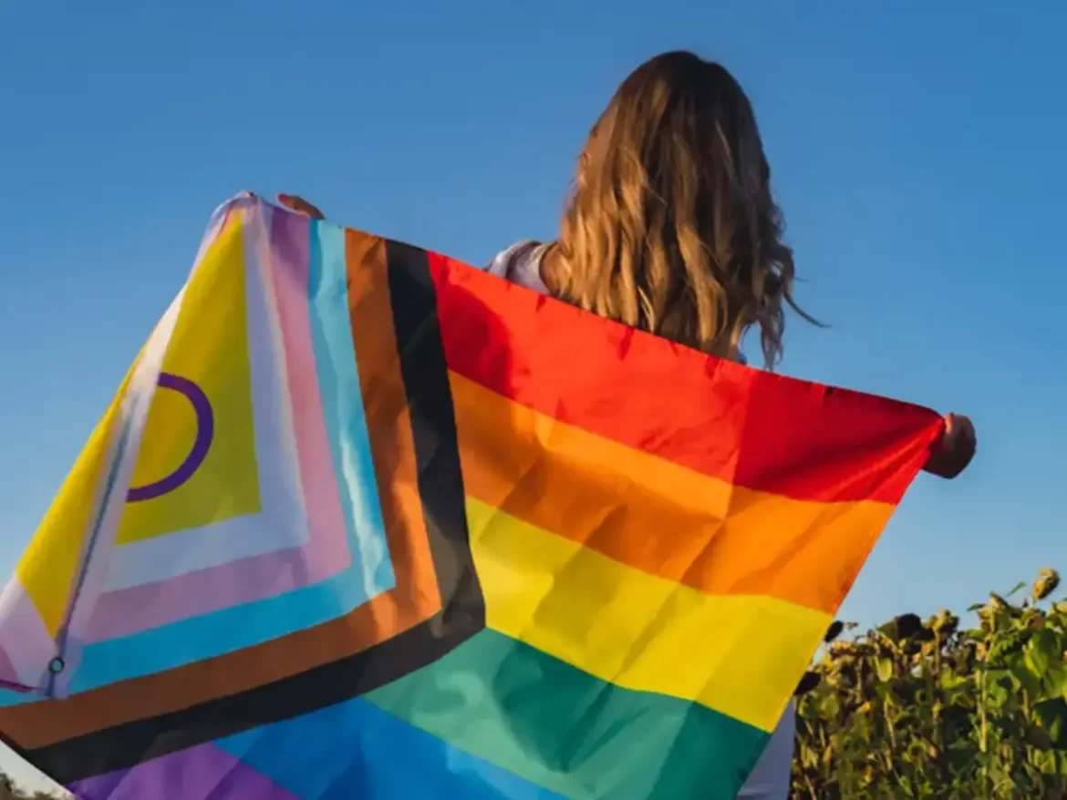 No dia 16 de maio de 1990, quem consultasse o Código Internacional de Doenças (CID), encontraria o termo homossexualidade ao lado do número 302.0. Havia anos, no entanto, que a comunidade de LGBT lutava para que houvesse uma revisão da publicação, da Organização Mundial da Saúde (OMS), e a palavra fosse retirada da lista de doenças. O dia seguinte seria considerado, portanto, um marco para os ativistas LGBT, já que a OMS, em sua 43ª assembleia mundial, naquela data, finalmente revisaria o CID e deixaria de considerar a homossexualidade uma doença. Desde 2004, a data passou a ser conhecida como o Dia Internacional de Combate à LGBTfobia, que neste sábado (17), celebra os 35 anos dessa decisão da OMS.  “Foi muito importante que uma das primeiras lutas desse ativismo organizado LGBTI+, justamente tenha sido combater os discursos e as tentativas de patologização”, afirma o professor de Direito da Universidade Federal de São Paulo (Unifesp) e coordenador do Núcleo TransUnifesp, Renan Quinalha. Segundo ele, a patologização da homossexualidade surge ainda no século 19.  “A primeira vez que o termo aparece, em 1869, como homossexualismo ainda, é num tratado de psicopatologia sexual”, ressalta o pesquisador. Ele acrescenta que, entre o fim do século 19 e o início do século 20, esse discurso de homossexualidade como doença se intensifica, a ponto de haver manicômios judiciais e hospitais psiquiátricos “cheios de homossexuais, pessoas acusadas de serem homossexuais ou assim diagnosticadas”.  “Uma série de torturas eram praticadas contra elas nessas terapias de reorientação sexual, como eletrochoque, convulsoterapia, lobotomia”. Em 1948, o Código Internacional de Doenças, em sua sexta edição, passou a considerar homossexualidade um transtorno de personalidade. Quatro anos depois, a Associação Americana de Psiquiatria (APA) lançaria a primeira edição de seu Manual Diagnóstico e Estatístico de Transtornos Mentais (DSM), que incluiria a homossexualidade como um “desvio sexual”. A luta de ativistas LGBT para reverter essa tendência de patologização dessa orientação sexual começou a dar frutos na década de 1970. Em 1973, a APA decidiu retirar a palavra homossexualidade do DSM. “Logo em seguida, outros países caminham nesse sentido. O Brasil fez isso em 1985, graças a um abaixo-assinado, feito pelo Grupo Gay da Bahia, que contou com milhares de assinaturas, inclusive de personalidades notáveis da política da época, como Fernando Henrique Cardoso e Mário Covas”, lembra Quinalha.  “Aí a gente chega nos anos 90, com essa decisão da OMS, importantíssima, e retira [a homossexualidade] dessa classificação internacional. Isso reforça esse processo de despatologização que vinha se intensificando”. Apesar disso, Quinalha destaca que a visão da homossexualidade como uma patologia ainda persiste, principalmente em comunidades terapêuticas ligadas a denominações evangélicas, como as chamadas “curas gay”.  “A gente ainda vê essas práticas sendo ofertadas, contrariando resoluções do Conselho Federal de Medicina e do Conselho Federal de Psicologia”, disse. Em suas redes sociais, a ministra dos Direitos Humanos e da Cidadania, Macaé Evaristo, lembrou que o Dia Internacional de Combate à LGBTfobia foi oficializado pelo Ministério da Saúde, em 2010.  "A data é um momento de reflexão e resistência, mas também de celebração das conquistas obtidas por meio da luta de movimentos sociais e ativistas, que, ao longo das décadas, vêm construindo um Brasil mais justo, diverso e plural", afirma a ministra. A ministra, no entanto, alerta que a população LGBT ainda enfrenta violações de direitos, discriminação e violência motivada por orientação sexual ou identidade de gênero.