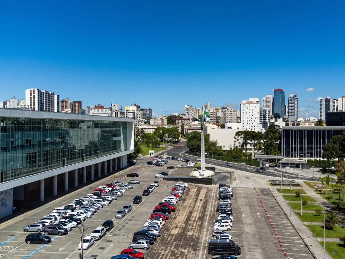 Concursos no Paraná vão contratar milhares de profissionais com salários atrativos