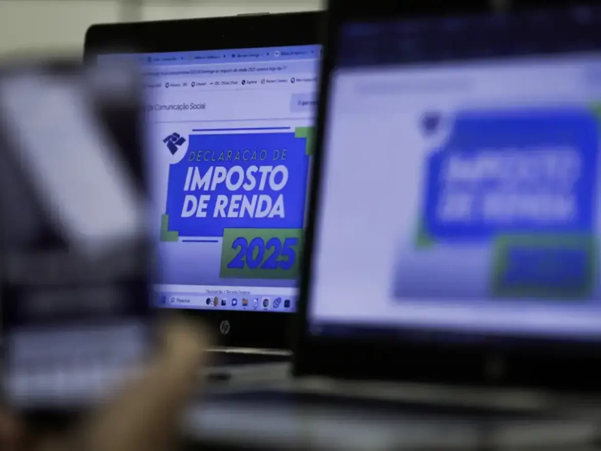 A dez dias do fim do prazo, cerca de 19 milhões de contribuintes ainda não acertaram as contas com o Fisco. Até as 17h desta terça-feira (20), 27.448.777 contribuintes enviaram a Declaração Imposto de Renda Pessoa Física 2025 (IRPF) à Receita Federal. O número equivale a 59,41% do total esperado para este ano. Segundo a Receita Federal, 64,4% das declarações entregues até agora terão direito a receber restituição, enquanto 19,4% terão que pagar Imposto de Renda e 16,2% não têm imposto a pagar nem a receber. A maioria dos documentos foi preenchida a partir do programa de computador (83,4%), mas 10,9% dos contribuintes recorrem ao preenchimento on-line, que deixa o rascunho da declaração salvo nos computadores do Fisco (nuvem da Receita), e 5,7% declaram pelo aplicativo Meu Imposto de Renda para smartphones e tablets. Um total de 48,1% dos contribuintes que entregaram o documento à Receita Federal usaram a declaração pré-preenchida, por meio da qual o declarante baixa uma versão preliminar do documento, bastando confirmar as informações ou retificar os dados. A opção de desconto simplificado representa 56,4% dos envios. >> Siga o canal da Agência Brasil no WhatsApp Desde 1º de abril, a declaração pré-preenchida passou a ser baixada com todos os dados disponíveis. O abastecimento dos dados da declaração pré-preenchida atrasou neste ano por causa da greve dos auditores fiscais da Receita. O prazo para entregar a declaração começou em 17 de março e termina às 23h59 do dia de 30 de maio. O programa gerador da declaração está disponível desde 13 de março. A Receita Federal espera receber 46,2 milhões de declarações do Imposto de Renda da Pessoa Física este ano, o que representará um acréscimo de quase 7%, na comparação com 2024, quando foram entregues 43,2 milhões de declarações. As pessoas físicas que receberam rendimentos tributáveis acima de R$ 33.888, assim como aquelas que obtiveram receita bruta da atividade rural acima de R$ 169.440, são obrigadas a declarar. As pessoas que receberam até dois salários mínimos mensais durante 2024 estão dispensadas de fazer a declaração, salvo se se enquadrarem em outro critério de obrigatoriedade.
