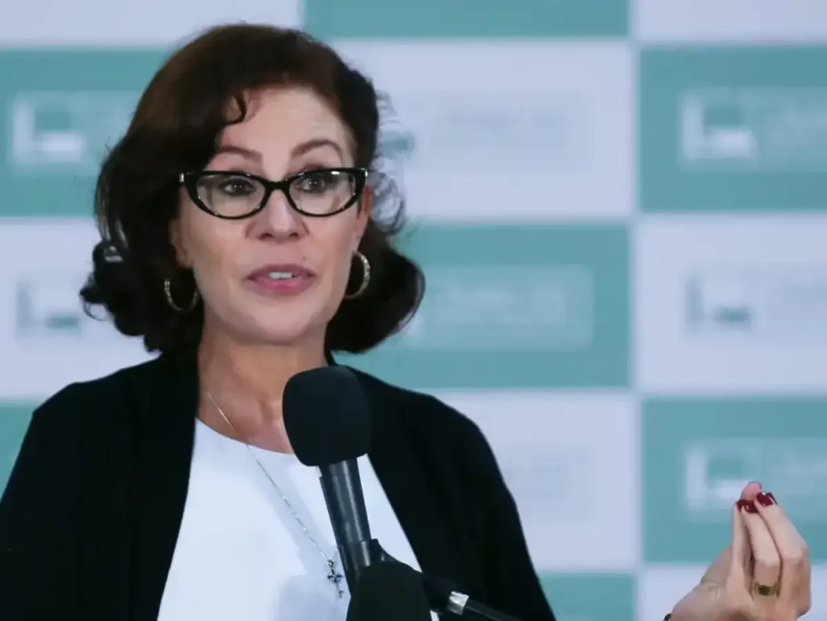 Alexandre de Moraes decreta prisão de Carla Zambelli após fuga do país