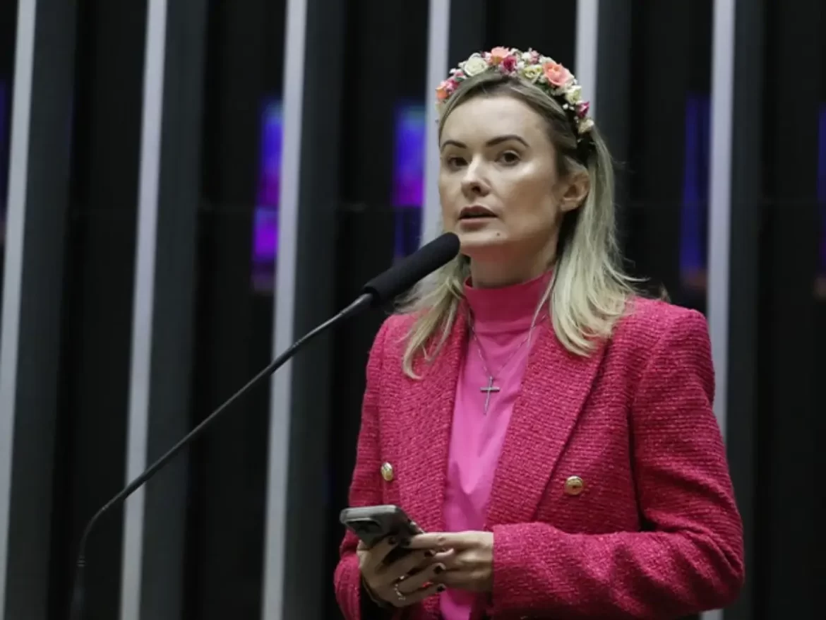 Deputada Júlia Zanatta quer barrar vacinação infantil: projeto gera alerta na saúde