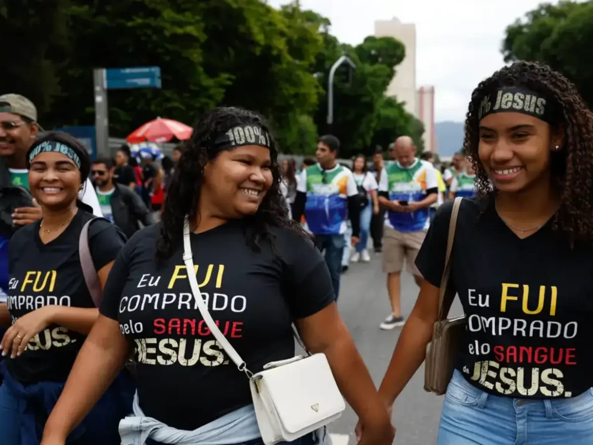Evangélicos ultrapassam um quarto da população brasileira, aponta IBGE