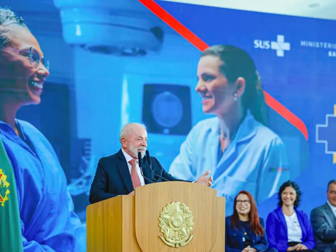 O Governo Federal lançou, nesta sexta-feira (30/5), um novo programa para acelerar o atendimento e aproximar a população dos médicos especialistas no Sistema Único de Saúde (SUS), com a presença do presidente Luiz Inácio Lula da Silva e do ministro da Saúde, Alexandre Padilha. A iniciativa possibilita que o Ministério da Saúde utilize toda a estrutura de saúde do país, pública e privada, aumentando a capacidade de atendimento nas redes locais. A expectativa, com os novos mecanismos, é reduzir o tempo de espera dos pacientes, um gargalo histórico e que se agravou com a pandemia. Durante o evento, como primeira entrega do programa, seis cidades brasileiras receberão um acelerador linear — equipamento de alta tecnologia que reduz o tempo de tratamento do câncer. As entregas foram feitas em cerimônias simultâneas pelo vice-presidente da República, Geraldo Alckmin, pelos ministros Gleisi Hoffmann (Relações Institucionais), Anielle Franco (Igualdade Racial), Wellington Dias (Desenvolvimento e Assistência Social, Família e Combate à Fome) e Márcio França (Empreendedorismo, Microempresa e Empresa de Pequeno Porte), e do presidente da Empresa Brasileira de Serviços Hospitalares (Ebserh), Arthur Chioro, além de representantes do Ministério da Saúde. Para a expansão da oferta de serviços especializados, o programa Agora Tem Especialistas prevê o credenciamento de clínicas, hospitais filantrópicos e privados para atendimento de pacientes do SUS com foco em seis áreas prioritárias: oncologia, ginecologia, cardiologia, ortopedia, oftalmologia e otorrinolaringologia. A contratação será feita pelos estados e municípios, ou de maneira complementar pela AgSUS e Grupo Hospitalar Conceição. A medida provisória estabelece ainda que hospitais privados e filantrópicos realizem consultas, exames e cirurgias de pacientes do SUS como contrapartida para sanar dívidas com União. Da mesma forma, os planos de saúde poderão ressarcir os valores ao SUS por meio de atendimento. MUTIRÕES E AMPLIAÇÕES – Uma das prioridades é aproveitar ao máximo a capacidade da rede pública de saúde, com a realização de mutirões e ampliação dos turnos de atendimento em unidades federais, estaduais e municipais. A estimativa é que, com medidas como essa, seja possível expandir em até 30% os atendimentos em policlínicas, UPAs, ambulatórios e salas de cirurgias por todo o Brasil. CONTEXTO - As ações unem esforços de toda a rede de saúde e aproveitam a capacidade instalada para atender a uma demanda urgente da população brasileira. São 370 mil óbitos por ano por doenças não transmissíveis relacionados a atraso no diagnóstico, de acordo com o Instituto de Estudos para Políticas de Saúde (IEPS). Dados do Instituto Nacional do Câncer (INCA), apontam que os custos com câncer aumentam em 37% por agravamento por causa da desassistência. Há uma necessidade ainda de o país aumentar em mais de 60% as biópsias para o câncer de mama. Soma-se a este cenário a distribuição desigual dos médicos especialistas no Brasil. O estudo Demografia Médica 2025 aponta que esses profissionais estão concentrados no Distrito Federal, São Paulo e Rio de Janeiro e na rede privada, uma vez que apenas 10% deles atendem exclusivamente pelo SUS. CONSOLIDAÇÃO – O Agora Tem Especialistas prevê a consolidação do cuidado oncológico no SUS como a maior rede pública de prevenção, diagnóstico e tratamento de câncer. O Ministério da Saúde vai adquirir mais 121 aceleradores lineares até 2026, o que representará um aumento e qualificação dos aparelhos em funcionamento no SUS. Desses equipamentos para radioterapia, seis serão entregues nesta sexta-feira em São Paulo (SP), Bauru (SP), Piracicaba (SP), Curitiba (PR), Andaraí (RJ) e Teresina (PI). INTEGRAÇÃO - O país passará a contar com o Super Centro Brasil para Diagnóstico de Câncer. Todos os serviços oncológicos serão integrados para oferta de teleconsultoria, telelaudos e telepatologia. Com a entrada do A.C. Camargo Câncer Center no Proadi-SUS e a participação do INCA, a rede será capaz de emitir, inicialmente, 1.000 laudos por dia. REGIÕES DESASSISTIDAS – O Ministério da Saúde vai garantir atendimento especializado em regiões desassistidas, com a disponibilização de 150 carretas equipadas com estrutura para realizar consultas com cardiologista e oftalmologista, além de exames como mamografia, tomografia e raio-X. A proposta é que as carretas do programa tenham estrutura para pequenas cirurgias e biópsias. Outra frente é o atendimento móvel a caminhoneiros. Também estão previstos mutirões de exames, consultas e cirurgias em áreas remotas e territórios indígenas. Para garantir o deslocamento de pacientes, serão disponibilizados recursos para a compra de até 6.300 veículos para transporte até hospitais e unidades de saúde, com prioridade para o atendimento oncológico. Cerca de 1,2 milhão de pacientes deverão ser beneficiados por mês com o funcionamento deste serviço. REDUZINDO DISTÂNCIAS – Para encurtar distâncias, um desafio em um país das dimensões do Brasil, será ampliada a oferta de serviços de telessaúde, que têm potencial para reduzir até 30% as filas de espera por consulta ou diagnóstico da rede especializada do SUS. Serão abertos editais para as iniciativas pública e privada para a oferta de telediagnóstico, teleconsultoria e teleconsulta especializada. MEU SUS DIGITAL - O provimento e a formação dos profissionais são outra frente do programa, com expectativa de ampliar em 3.500 o número de profissionais especializados, com foco em áreas prioritárias, sendo 500 vagas para o Mais Médicos Especialistas. A comunicação com os pacientes ganha novas funcionalidades no aplicativo Meu SUS Digital, que emitirá alertas por mensagens e via push para comunicar ao usuário sobre o agendamento e o atendimento de consultas, exames, cirurgias e tratamentos. O SUS também fará contato com avisos por WhatsApp e SMS. Fonte: Agência Gov