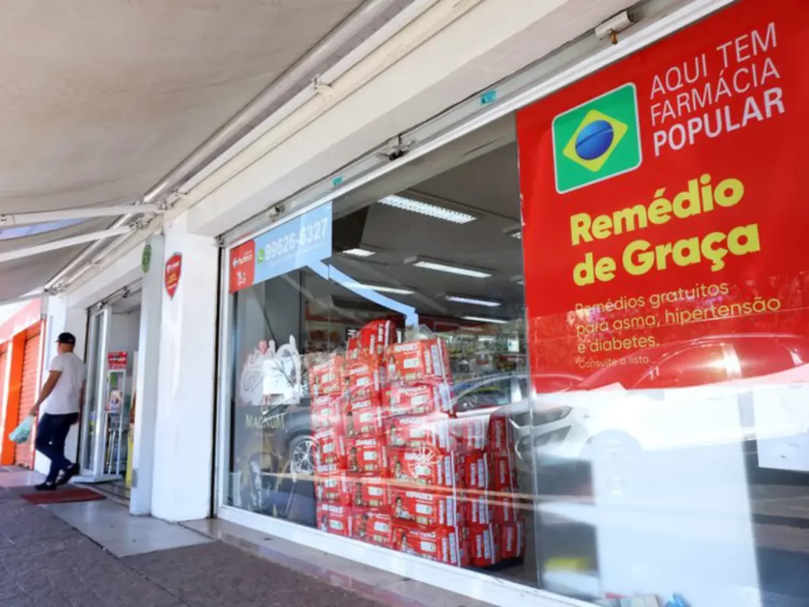 O Ministério da Saúde passa a enviar, a partir desta semana, mensagens por aplicativo Whatsapp e por caixa postal do app Gov.BR para cidadãos que usam Programas do Sistema Único de Saúde (SUS) . O primeiro envio será feito para um grupo de hipertensos que realizaram apenas 3 retiradas de medicamentos nos últimos 12 meses no Farmácia Popular , programa do Governo Federal que disponibiliza gratuitamente, em farmácias credenciadas, os medicamentos utilizados na Atenção Primária à Saúde . O objetivo da ação é alertar os cidadãos da importância de não interromper tratamentos que incluem medicamentos de uso contínuo. Serão enviadas, inicialmente, cerca de 270 mil mensagens (de um total de 3,5 milhão de pessoas nesta situação) como forma de testar a efetividade da ação. O envio será realizado por WhatsApp e Caixa Postal do aplicativo GovBR. Segurança e privacidade Para ter certeza de que uma mensagem recebida no WhatsApp é proveniente do Governo Federal, é preciso estar atento ao selo de Verificado azul da Meta, exibido ao lado do nome do perfil. Esse selo confirma que a conta foi autenticada pela plataforma. Outras fontes de informação incluem a caixa de entrada do aplicativo Gov.br e um banner informativo no site do Ministério da Saúde. O cidadão sempre receberá mensagem perguntando se ele deseja ou não continuar recebendo mensagens relacionadas ao Ministério da Saúde. Também fazem parte da programação de disparos do Ministério da Saúde, lembretes sobre retirada de medicamentos para diabetes , vacinação e agendamento de consultas médicas com especialistas. Fonte: Agência Gov
