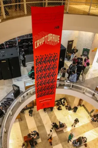 Ativistas debatem resistência digital diante de IA e plataformização Cryptorave em SP destacou iniciativas e desafios comunitários