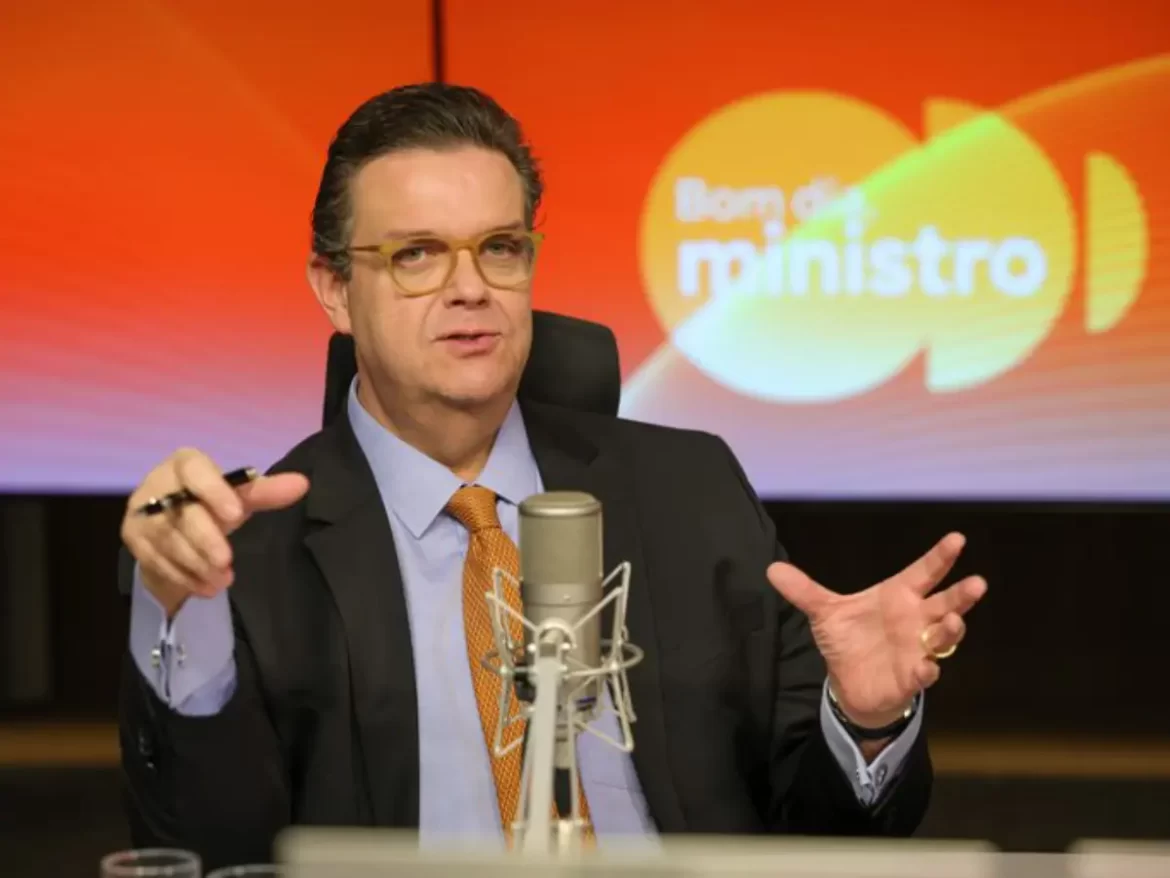 O Governo Federal tem a intenção de devolver os valores que foram descontados de forma indevida de aposentados e pensionistas do INSS antes do dia 31 de dezembro deste ano. O tema foi tratado pelo ministro da Previdência Social, Wolney Queiroz, entrevistado desta quinta-feira (29/5) do programa Bom Dia, Ministro, transmitido pelo Canal Gov, da Empresa Brasil de Comunicação (EBC). Na terça-feira (27/5), em reunião do Conselho Nacional da Previdência Social (CNPS), foi dado o prazo de que todos os aposentados e pensionistas que sofreram descontos indevidos vão ser ressarcidos até 31 de dezembro deste ano.  "Foi uma fala do presidente do INSS, Gilberto Waller, querendo dar uma perspectiva e um prazo-limite. Então esse prazo de 31 dezembro ele colocou para que todos os ressarcimentos sejam feitos, mas eu espero sinceramente que a gente consiga bem antes isso”, disse o ministro “O presidente (Lula) pediu para que a gente fosse rápido, que a gente fosse implacável na busca dos culpados, para a responsabilização daqueles culpados, me pediu acolhimento, cuidado com os aposentados, para que nenhum deles fique no prejuízo. E ele sabe a importância desse dinheiro, de quem foi subtraído, para que esse dinheiro possa voltar”, afirmou. Há cerca de duas semanas, 9 milhões de aposentados e pensionistas foram notificados e devem informar se os descontos para associações e entidades foram autorizados ou são ilegais. Segundo última atualização informada pelo INSS, até às 17h de quarta-feira (28/5), mais de 2,3 milhões contestaram os descontos não autorizados e solicitaram o reembolso.  Desde a última segunda-feira (26/5), todos os aposentados e pensionistas do INSS que sofreram algum desconto de mensalidade associativa na folha de pagamentos referente a abril começaram a ter os valores devolvidos. A devolução será feita junto com o pagamento regular dos benefícios, de 26 de maio a 6 de junho. Serão reembolsados, ao todo, R$ 292 milhões aos beneficiários. "Nós estamos agora exatamente nesse período onde o aposentado que antes tinha dinheiro retirado, agora ele vai no contra-cheque e ele vê o dinheiro voltando para a sua conta. Então, o primeiro mês, nós já conseguimos voltar”, disse Wolney Queiroz A estimativa das autoridades é que o esquema de fraudes, que começou entre 2019 e 2022, tenha desviado R$ 2,56 bilhões. Desde que a operação para punir os responsáveis começou, R$ 1 bilhão de reais em bens de entidades e dirigentes envolvidos foram bloqueados. “É uma determinação do presidente (Lula) que o ressarcimento aconteça da forma mais breve possível. Primeiro, o governo vai ressarcir e depois o governo vai em busca dos recursos das empresas, das associações que já estão bloqueadas. Tem mais recursos para entrar, a investigação está em curso, novos patrimônios são descobertos e isso vai segurar o lastro para a gente começar esse ressarcimento”, disse. O ministro da Previdência também comentou a preocupação do Governo Federal de que recursos públicos sejam usados para ressarcir os aposentados e pensionistas vítimas da fraude. Desde que a Operação Sem Desconto, deflagrada no dia 23 de abril pela Controladoria-Geral da União (CGU) e pela Polícia Federal, a Advocacia-Geral da União (AGU) ajuizou ação cautelar na Justiça Federal solicitando o bloqueio de R$ 2,56 bilhões em bens de 12 entidades associativas, além de outros 14 envolvidos, entre empresas e dirigentes, por descontos indevidos em benefícios previdenciários. A ação também requer a apreensão de passaportes e a quebra de sigilos bancário e fiscal dos investigados, com base na Lei Anticorrupção. “Eu participei de algumas reuniões com o presidente Lula onde eu pude perceber a indignação do presidente com tudo o que aconteceu. E ele fez esse questionamento: ‘O povo brasileiro, o governo não pode pagar essa conta. Vocês têm que ir atrás de quem fraudou, quem tem que pagar essa conta são os fraudadores’. Então não é um desejo do governo pegar dinheiro do Tesouro para ressarcir. O interesse nosso é ir às últimas consequências em busca daquelas pessoas que fraudaram, que têm hoje iates, Ferraris, Lamborghinis, patrimônio fora do Brasil, dinheiro em ilhas, em paraísos fiscais, ir atrás desse recurso. A AGU está trabalhando fortemente nisso, e nós vamos até o máximo possível para não colocar dinheiro público, dinheiro dos impostos, das pessoas, do Tesouro Nacional, nessa conta”, afirmou. Correios A partir desta sexta-feira (30/5), aposentados e pensionistas passam a ter uma nova forma de obter informações e tirar dúvidas sobre o assunto. Além do aplicativo Meu INSS, o site do INSS e a Central 135, eles também podem procurar uma das 4.730 agências dos Correios em todo o país para verificar se houve algum desconto associativo não autorizado em seu benefício. A iniciativa é uma parceria entre a Previdência Social e os Correios para oferecer atendimento presencial, humanizado e acolhedor para quem enfrenta dificuldades com o atendimento digital. Segundo o ministro, o INSS realiza, em média, 100 milhões de atendimentos por mês, seja presenciais ou on-line. Destes, 2 milhões são nas agências do instituto. "Como nós temos cerca de 1.600 agências do INSS, em 800 cidades, nós celebramos uma parceria com os Correios, que estão presentes em todas as cidades do Brasil. Os Correios treinaram os seus funcionários”, explica o ministro “Eu fiz uma recomendação ao presidente (dos Correios) Fabiano (Silva Santos) para que haja um atendimento acolhedor, com paciência. São pessoas que não têm habitualidade com esse tipo de procedimento, então tem que ter paciência com a Dona Maria, com o Seu José, que vai lá pedir as informações”, complementou. O beneficiário precisa levar apenas um documento de identificação oficial. Caso esteja impossibilitado de comparecer a uma agência, o atendimento poderá ser feito por um representante legal, mediante apresentação de procuração autenticada. Nesse caso, o acesso será restrito à consulta, sem possibilidade de alterações cadastrais. Busca ativa Durante o bate-papo com jornalistas de portais de notícias e emissoras de rádio de todo o país, Wolney Queiroz mostrou preocupação com o atendimento de beneficiários que não têm acesso às agências ou por meio on-line, como comunidades ribeirinhas, e anunciou que o Governo Federal vai realizar uma bisca ativa. “Há comunidades ribeirinhas, por exemplo, que não têm energia elétrica, então não têm acesso ao telefone celular, não tem acesso ao computador, internet, então o INSS já está preparando um programa para fazer através do PREVBarco, que nós temos os barcos da Previdência Social. Esses barcos vão fazer essa busca ativa na casa do cidadão e existe o PrevMóvel, que são veículos da Previdência Social também que podem fazer essa busca ativa para pessoas com mobilidade reduzida, pessoas que estejam sem poder se deslocar e não tenham acesso ao Meu INSS, aos canais que já foram apresentados. Há disposição de não deixar ninguém para trás e nós vamos fazer essa busca ativa ao final para não deixar ninguém que foi lesado e que não possa ser ressarcido”, explicou o ministro. Ele também afirmou que existe a preocupação de que essa busca ativa não seja foco de novos golpes contra aposentados e pensionistas. “Se a gente citar qualquer tipo de contato que o INSS for fazer com os aposentados, antes de chegar o contato do INSS lá, já vai chegar um fraudador com um colete, com um crachá dizendo que é do INSS. Então para ter essa segurança, para evitar que haja dentro da fraude uma outra fraude, nós vamos ter todo o cuidado e vamos esgotar primeiro esses canais que são os canais oficiais, que estão estabelecidos, que são mais seguros, que são o Meu INSS, o 135 e as agências dos Correios”, disse Wolney Queiroz