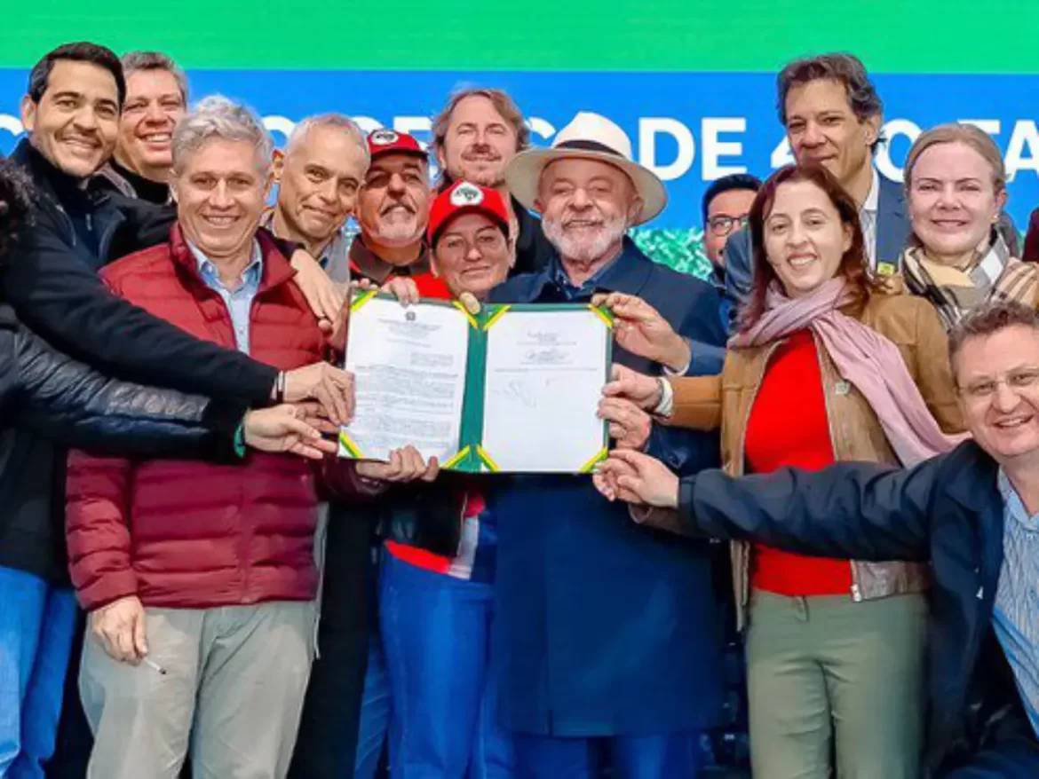 O Governo Federal oficializou a criação do Assentamento Maila Sabrina por meio do Programa Terra da Gente, beneficiando 450 famílias com investimento de R$ 344 milhões. A assinatura da Portaria ocorreu na manhã de hoje, durante ato realizado na Comunidade Maila Sabrina, localizada entre os municípios paranaenses de Ortigueira e Faxinal, com a presença do presidente Lula, do ministro do Desenvolvimento Agrário e Agricultura Familiar (MDA), Paulo Teixeira, da presidente substituta do Instituto Nacional de Colonização e Reforma Agrária (Incra), Débora Mabel, Nogueira Guimarães, entre outras autoridades. Durante fala direcionada ao Movimento dos Trabalhadores Rurais sem Terra (MST), o presidente Lula reforçou o compromisso do governo com a reforma agrária e destacou a importância da produção agrícola como garantia da segurança alimentar de alta qualidade. "Nós temos a obrigação moral, ética e política de debater com todos que são contra a reforma agrária, que não conhecem o sacrifício de vocês, e tentam vender a imagem de que vocês são invasores de terra, quando, na verdade, vocês são invasores de busca de dignidade, respeito e direito. Então, temos que trabalhar para fazer o que prometemos. Nós vamos fazer um esforço para entregar o compromisso firmado com vocês. Quanto mais gente estiver produzindo no campo, quanto mais proprietários tivermos, quanto mais investimento, melhor a qualidade do alimento, e todo mundo vive melhor", ressaltou. O ministro do MDA, Paulo Teixeira, reforçou a visão do governo e dos movimentos sociais sobre a reforma agrária como um projeto estratégico para o desenvolvimento sustentável, inclusão social e combate à fome no Brasil. "Quero agradecer a vocês que lutaram durante 22 anos para manter essa chama acesa. Vi no Maila Sabrina o caminho para tirar os brasileiros do mapa da fome e tirar também aqueles que se alimentam mal para se alimentarem de forma saudável. Por isso, a reforma agrária é decisiva para a gente avançar e ter soberania alimentar, com o povo bem alimentado. Meta Teixeira fez um balanço da política da reforma agrária entre 2023 e 2025. "Nós já cadastramos 125 mil pessoas morando em acampamentos. Durante o governo do presidente Lula, nós nos comprometemos a assentar 60 mil famílias, no mínimo. A nossa meta para 2025 é de assentar 30 mil famílias, nós encerramos maio com mais de 15 mil famílias assentadas. Nós vamos cumprir a meta!". Ao todo, até o final do terceiro mandato do presidente Lula, serão 326 mil famílias beneficiadas em assentamentos tradicionais, ambientalmente diferenciados, regularização e reconhecimento. O dirigente nacional do MST, Professor Roberto Baggio, parabenizou a atuação conjunta entre os órgãos para viabilizar a formalização do assentamento, ressaltando o papel decisivo do presidente Lula. "Essa solução só foi possível porque foi uma ação conjunta e teve um componente central, a determinação do Lula em transformar esse local em assentamento. O que estamos sentindo aqui é parte da nossa história e da nossa caminhada. Daqui pra frente vamos ver o que é desenvolvimento econômico, social e produtivo. Nesse andar histórico, temos certeza que, na reforma agrária, nós podemos ter a melhor cesta básica, a melhor alimentação do mundo, pela capacidade que a gente tem", disse. Parcerias O MDA e a Itaipu Binacional assinaram Protocolo de Intenções para ampliação do Programa de Aquisição de Alimentos - Modalidade Compra Institucional (PAA-CI) para compra de alimentos da agricultura familiar, beneficiando a comunidade da região perto da Usina de Itaipu e valorizando os agricultores familiares. Foi firmado, ainda, Acordo de Cooperação para o desenvolvimento de sistemas de arranjos produtivos visando a implementação de territórios saudáveis e sustentáveis com foco na bioeconomia. O acordo tem como objetivo promover o desenvolvimento rural sustentável em área prioritária sob influência da Itaipu Binacional, abrangendo 434 municípios nos estados do Paraná e Mato Grosso do Sul. O projeto beneficiará 5 mil agricultores familiares, com investimento total de mais de R$ 50 milhões, garantindo a disponibilização de serviços gratuitos de Assistência Técnica e Extensão Rural (Ater). O MDA e o Banco do Brasil assinaram contrato do Programa Nacional de Fortalecimento da Agricultura Familiar A (Pronaf A) no valor de R$ 52.500,00 para investimento em sistema de irrigação no Assentamento Eli Vive, em Londrina (PR). Também foi destinado Crédito Instalação Fomento Mulher, superando o valor de R$ 1,3 milhão, beneficiando 142 mulheres do Assentamento Eli Vive. Maila Sabrina O imóvel Fazenda Brasileira é ocupado desde 2003 pela comunidade Maila Sabrina. As famílias sofreram, ao longo de 20 anos, vários processos de despejos. Em 2023, elas foram cadastradas pelo Incra por meio da Plataforma de Governança Territorial - Campo (PGTCampo). Atualmente, a área de 10.600 hectares é ocupada pela comunidade de forma estruturada e consolidada, com aproximadamente 450 famílias que realizam uma grande diversidade de atividades produtivas, entre elas o cultivo orgânico de grãos, hortaliças, verduras e frutas, pequenas criações de animais (caprinos, bovinos, aves e suínos), agroindústrias, serviços públicos e comunitários, eventos culturais e religiosos. Fonte: Agência Gov